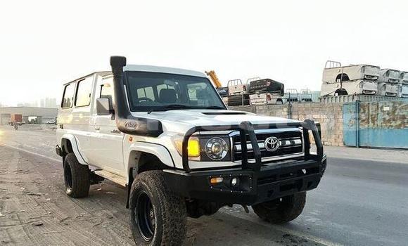 Buy Used Toyota Land Cruiser White Car in Aiamback in Western (Fly) Buy Used Toyota Land Cruiser White Car in Aiamback in Western (Fly)