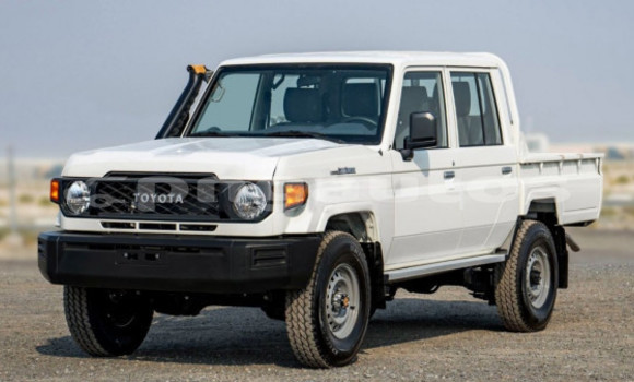 Buy Used Toyota Land Cruiser White Car in Port Moresby in National Capital District