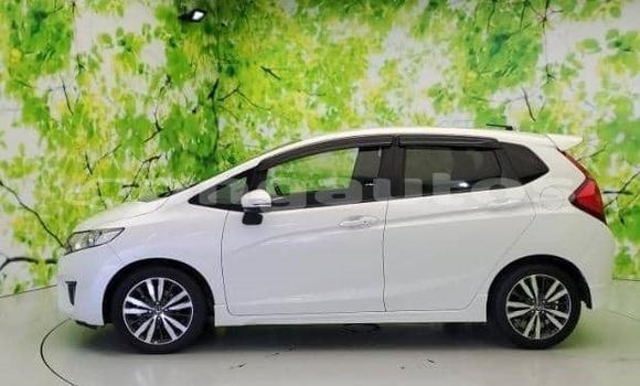 Buy Used Honda Fit White Car in Port Moresby in National Capital District Buy Used Honda Fit White Car in Port Moresby in National Capital District