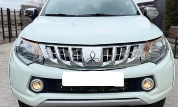 Buy Used Mitsubishi L200 White Car in Port Moresby in National Capital District