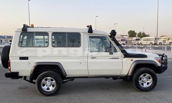 Buy Used Toyota Land Cruiser White Car in Kavieng in New Ireland