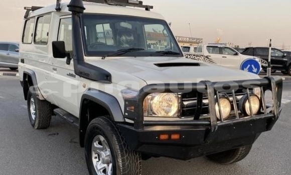 Buy Used Toyota Land Cruiser White Car in Kavieng in New Ireland Buy Used Toyota Land Cruiser White Car in Kavieng in New Ireland