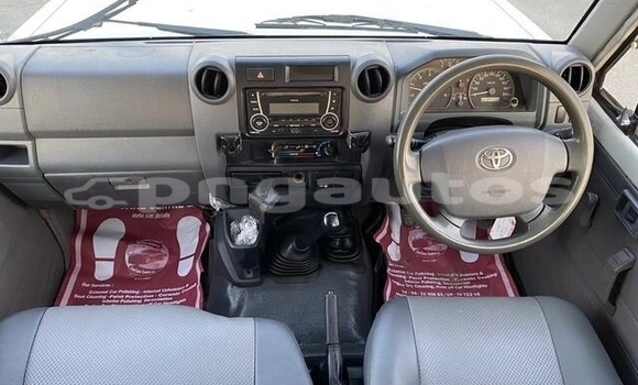 Buy Used Toyota Land Cruiser White Car in Kavieng in New Ireland Buy Used Toyota Land Cruiser White Car in Kavieng in New Ireland