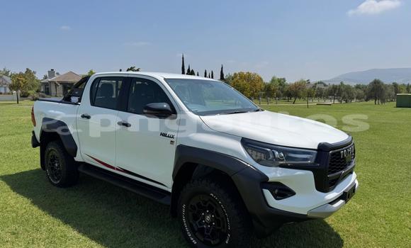 Buy Used Toyota Hilux White Car in Boregaina in Central
