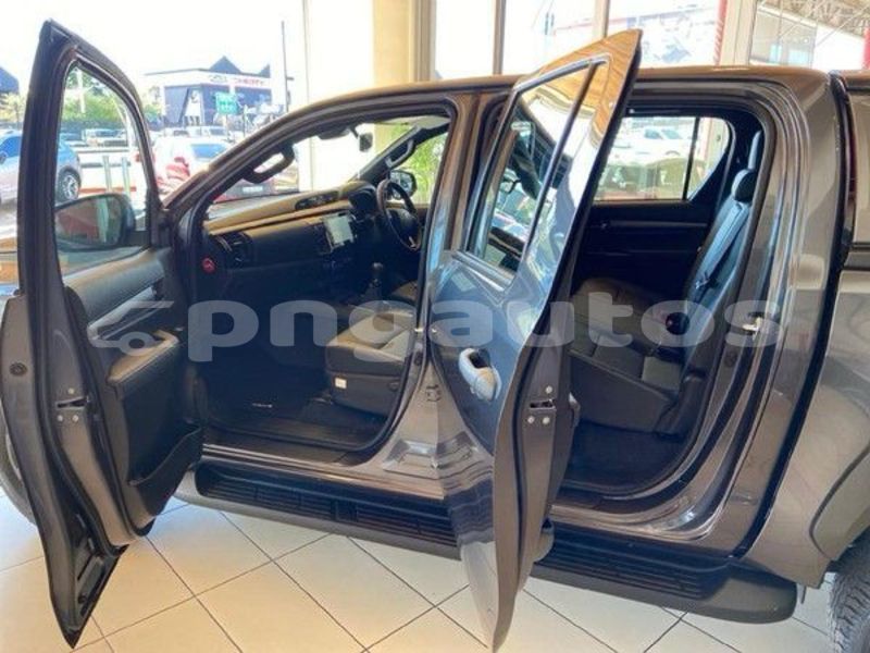 Big with watermark toyota hilux sandaun krisa 8070