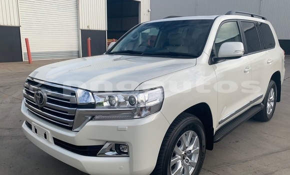 Buy Used Toyota Land Cruiser White Car in Port Moresby in National Capital District