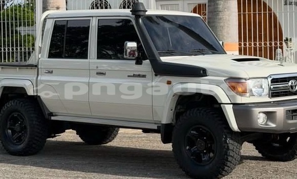 Buy Used Toyota Land Cruiser White Car in Port Moresby in National Capital District