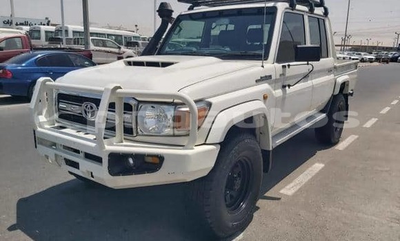 Buy Used Toyota Land Cruiser White Car in Port Moresby in National Capital District
