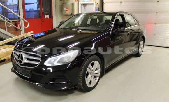 Buy Used Mercedes-Benz E-klasse Black Car in Karimui in Simbu