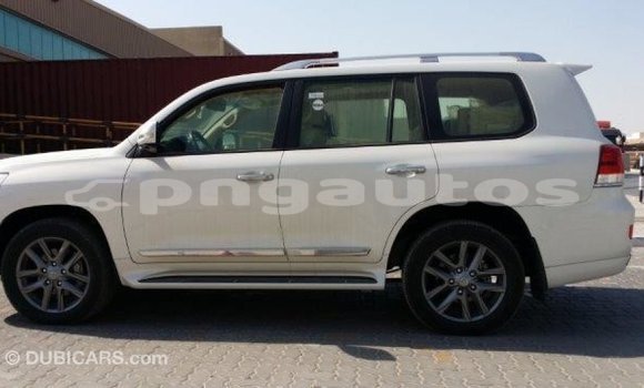 Buy Import Toyota Land Cruiser White Car in Import - Dubai in Enga Buy Import Toyota Land Cruiser White Car in Import - Dubai in Enga