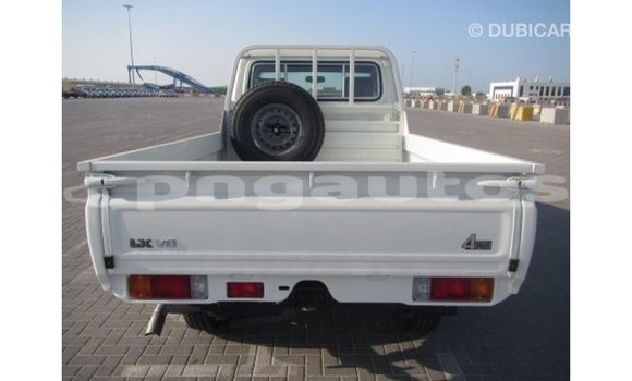 Buy Import Toyota Land Cruiser White Car in Import - Dubai in Enga Buy Import Toyota Land Cruiser White Car in Import - Dubai in Enga