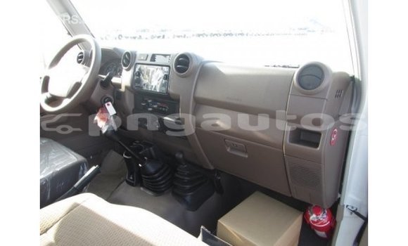 Buy Import Toyota Land Cruiser White Car in Import - Dubai in Enga Buy Import Toyota Land Cruiser White Car in Import - Dubai in Enga