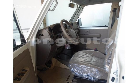 Buy Import Toyota Land Cruiser White Car in Import - Dubai in Enga Buy Import Toyota Land Cruiser White Car in Import - Dubai in Enga