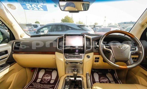 Buy Import Toyota Land Cruiser White Car in Import - Dubai in Enga Buy Import Toyota Land Cruiser White Car in Import - Dubai in Enga